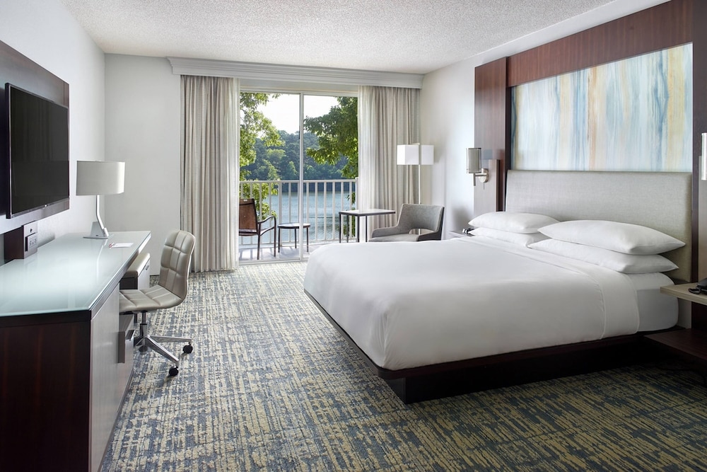 Deluxe Room, 1 King Bed, Lake View