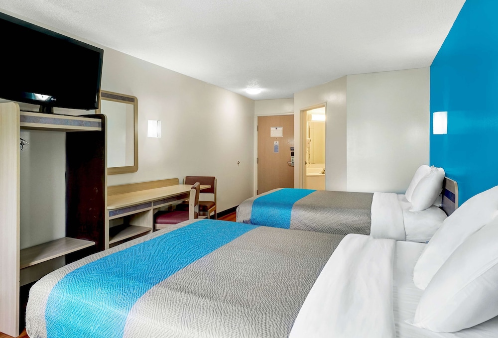 Standard Room, 2 Double Beds, Non Smoking photo 2