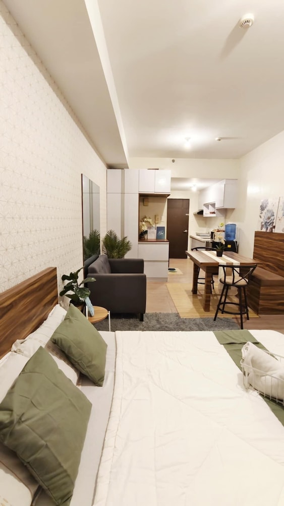 Deluxe Studio Suite, City View