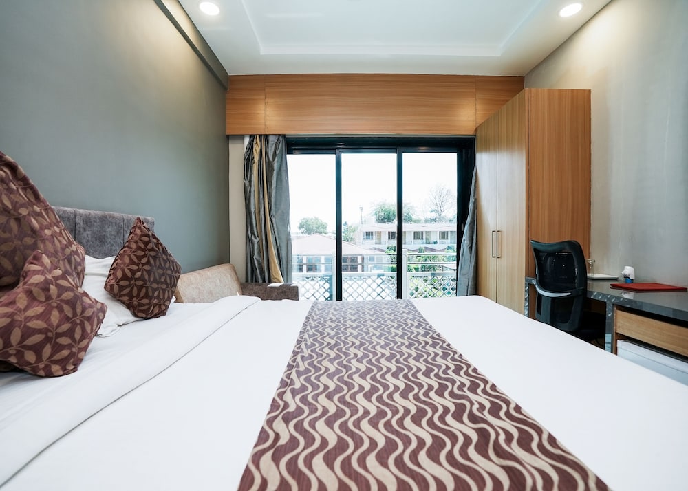 Deluxe Room, Pool View - Photo 5