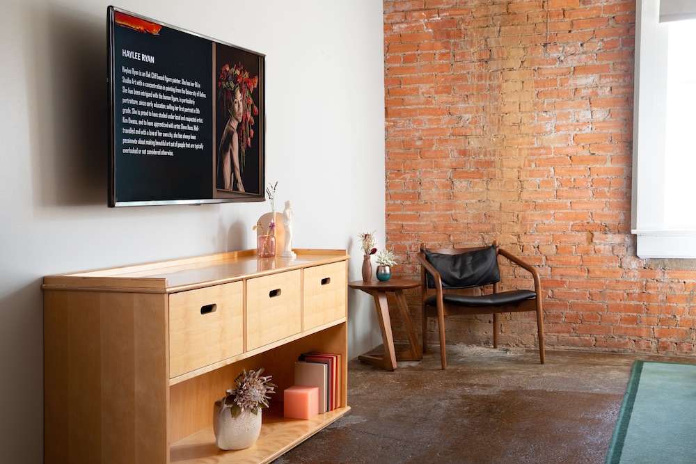 Deluxe Room, 1 King Bed - Photo 2
