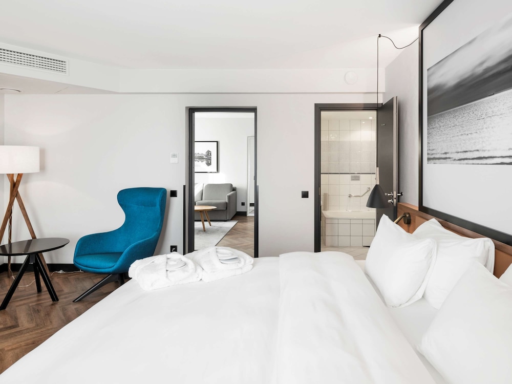 Junior Suite, 1 King Bed with Sofa bed - Photo 3