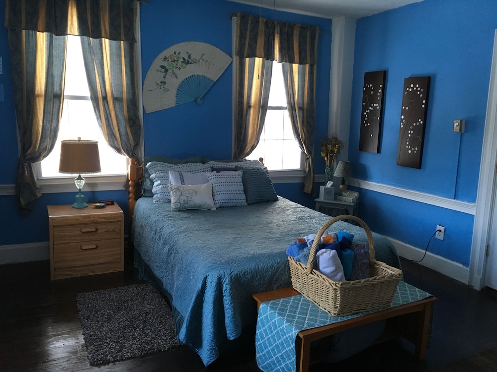 Blue Room - Shared Bath photo 2