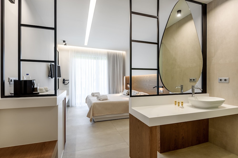 Superior Double Room, Partial Sea View photo 3