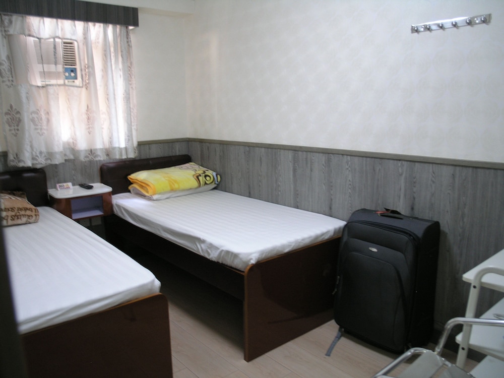 Twin Bed Room