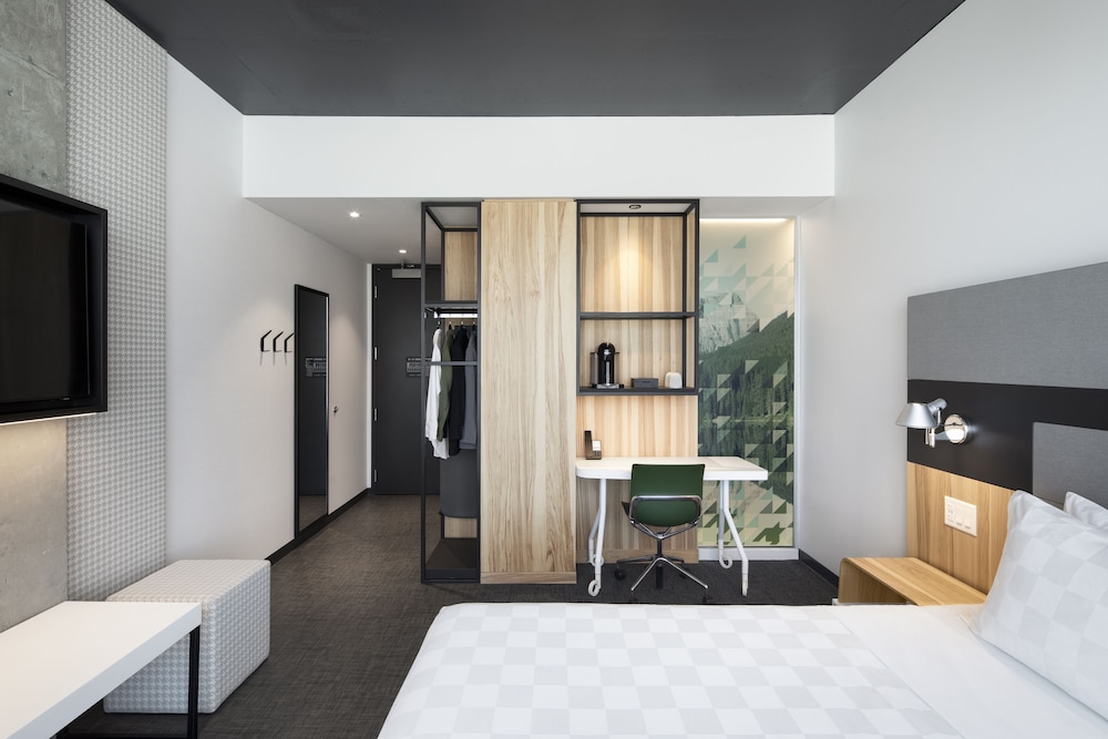 Classic Room, 1 King Bed photo 2