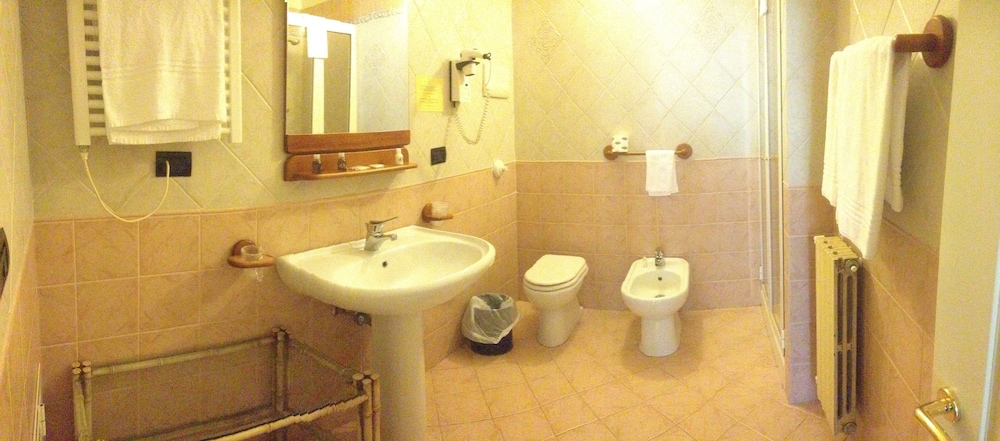 Classic Double Room Single Use photo 3