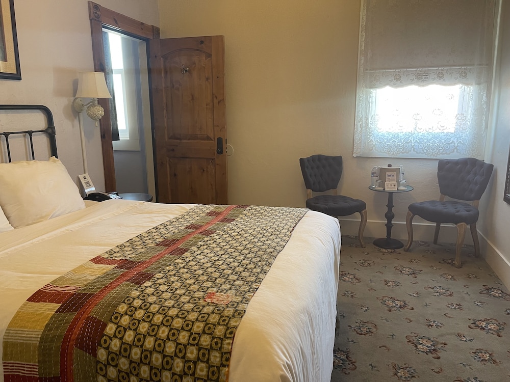 Basic Room, 1 Queen Bed