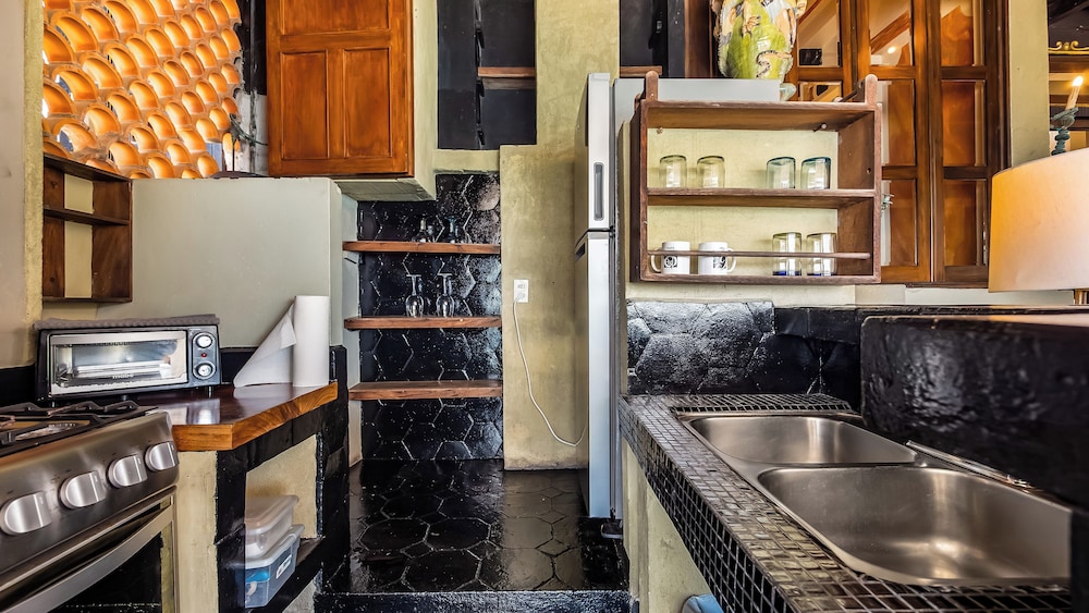 Larger Deluxe Suite, Ocean View with Bathtub photo 2