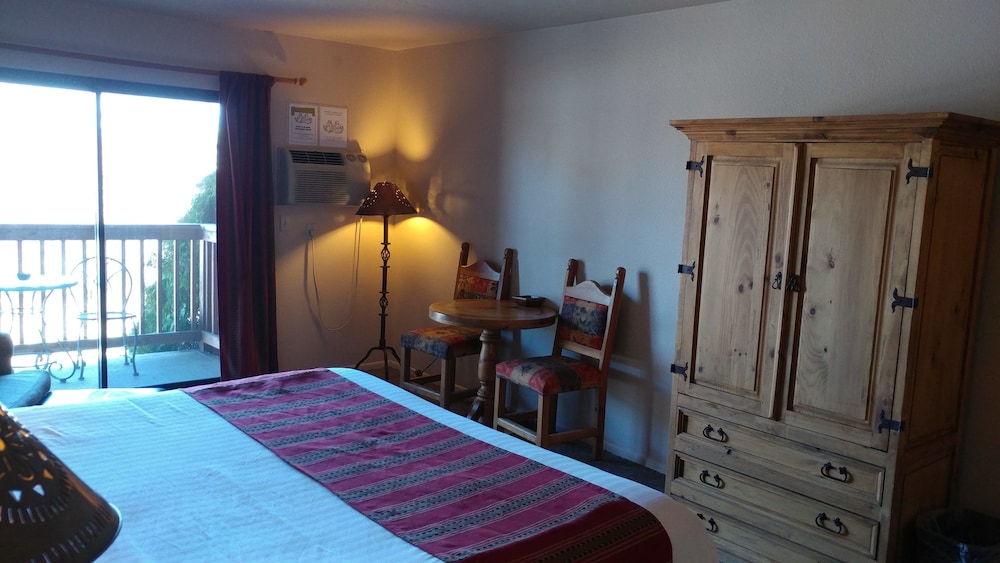 Junior Room, 1 King Bed, Kitchenette photo 2