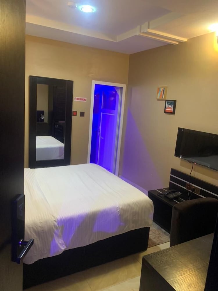 Deluxe Room - Photo 3