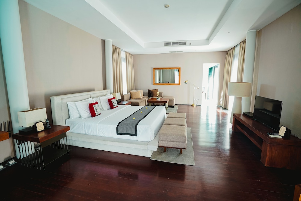 Royal Pool Villa with Free Mini-bar thumbnail 5