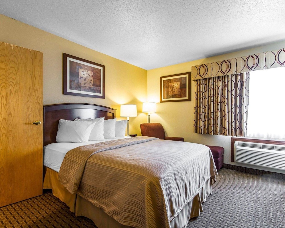 Standard Room, 1 Queen Bed, Non Smoking - Photo 1