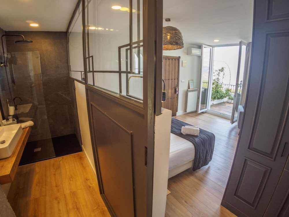 Premium Double Room, 1 King Bed, City View photo 2