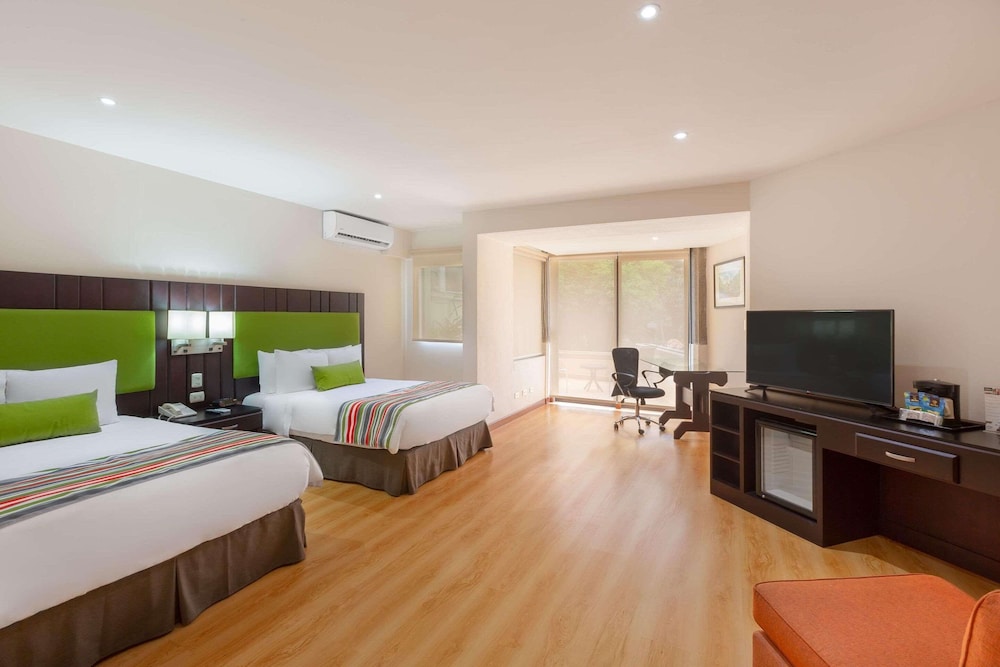 Room, 2 Double Beds, Non Smoking - Photo 9