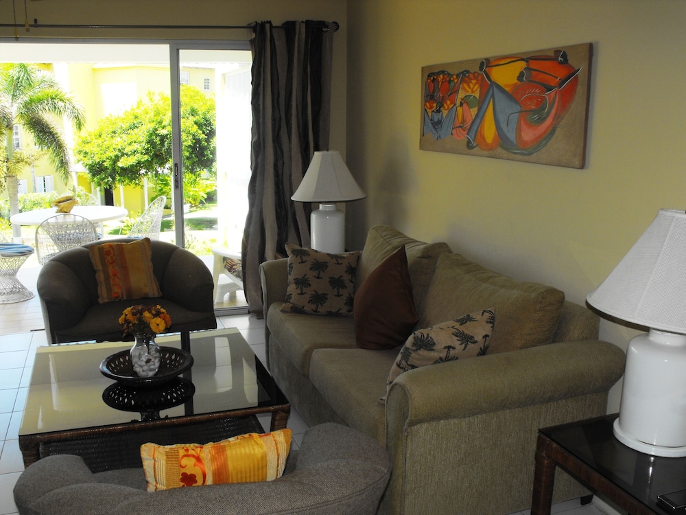 Executive Condo, 3 Bedrooms, 2 Bathrooms, Ocean View photo 3