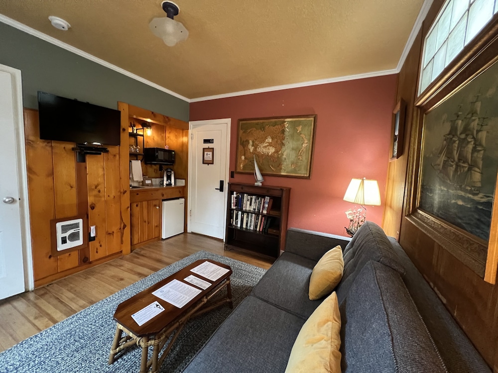 Premium Suite, 1 King Bed with Sofa bed- Pet Friendly