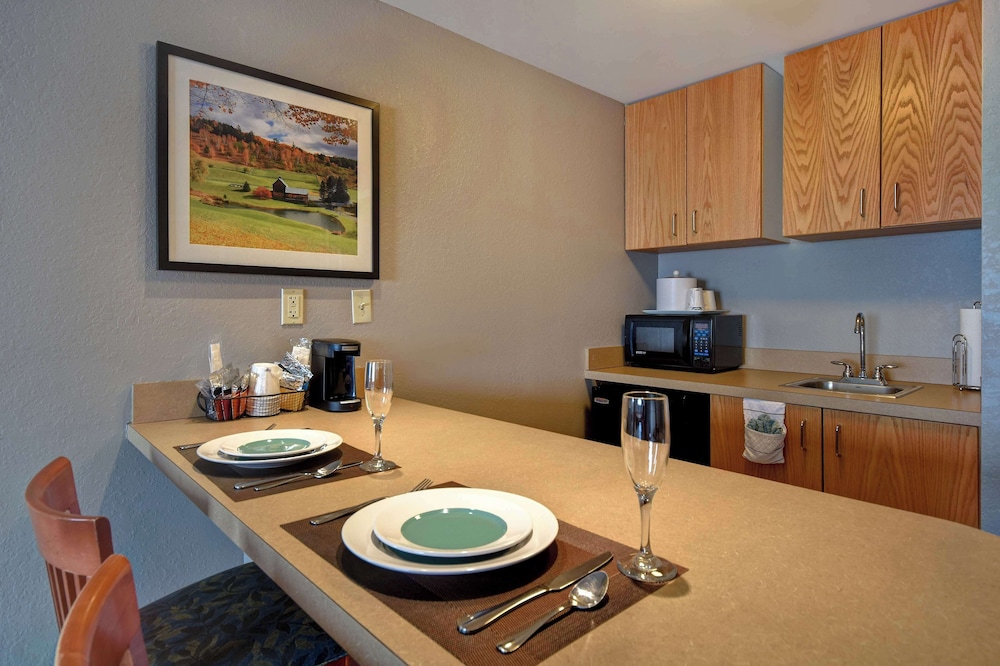 Suite, 1 King Bed, Jetted Tub - Photo 9