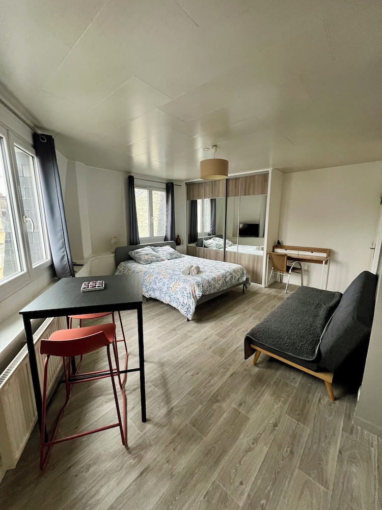 Classic Studio Suite, City View