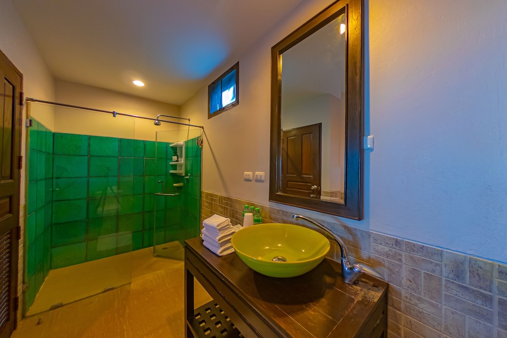 Superior Triple (Pool View) - Photo 6