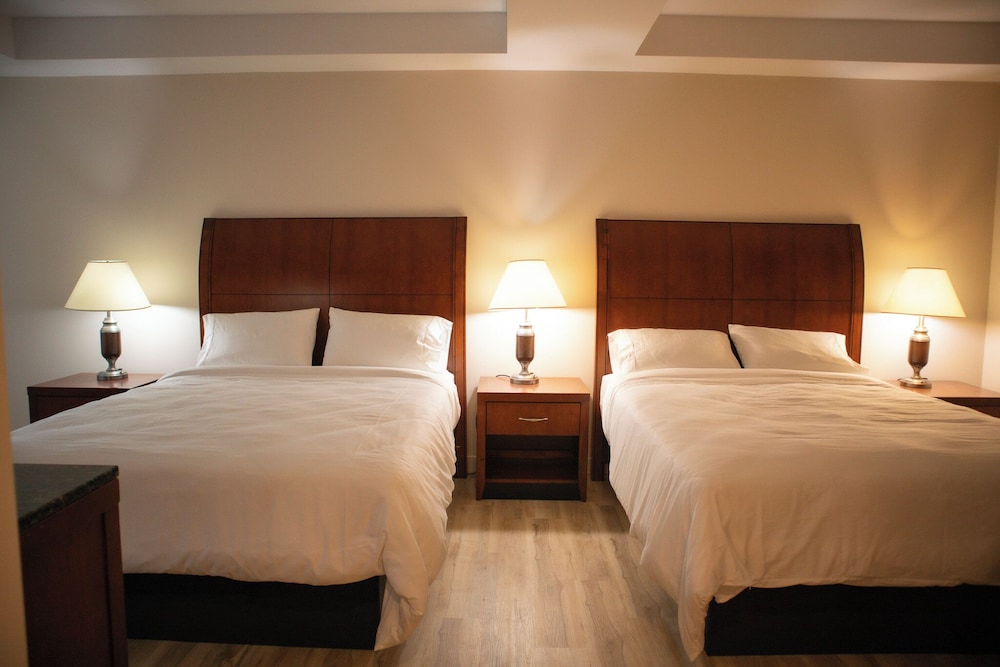 Standard Room, 2 Queen Beds, Roll-in Shower, Non Smoking photo 1