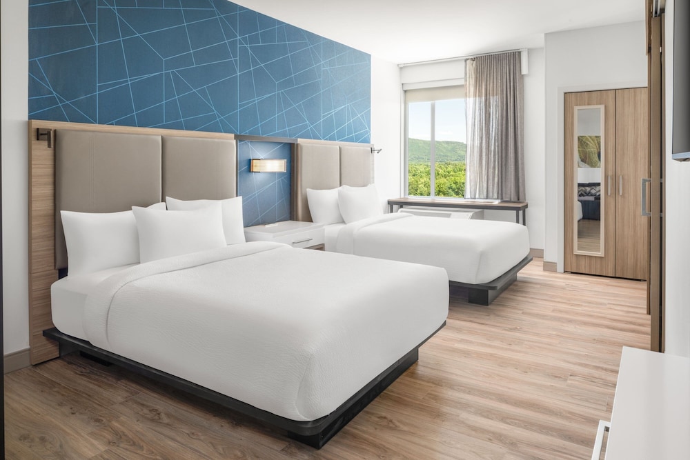 Deluxe Suite, 2 Queen Beds