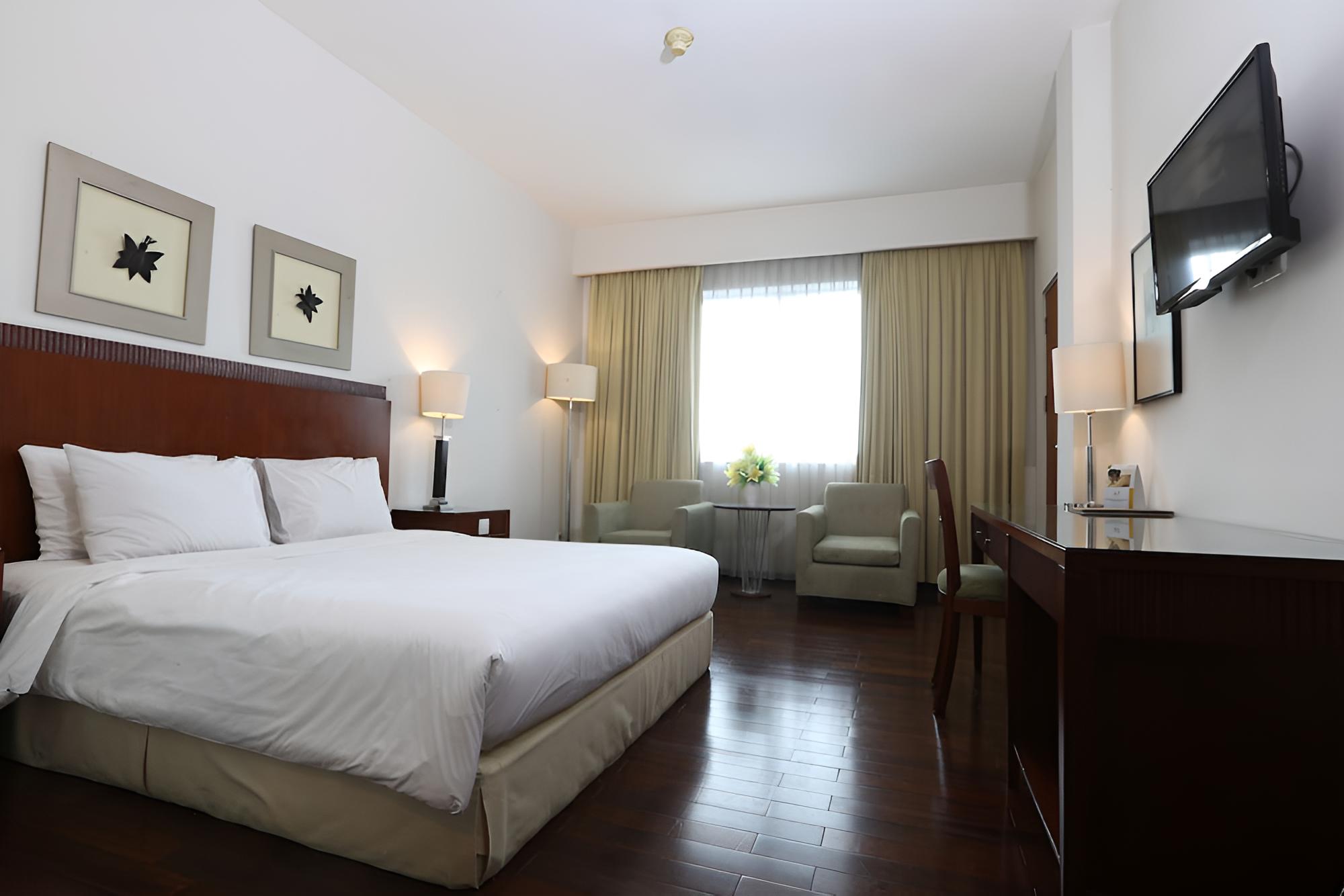 Deluxe Room, 1 King Bed photo 2