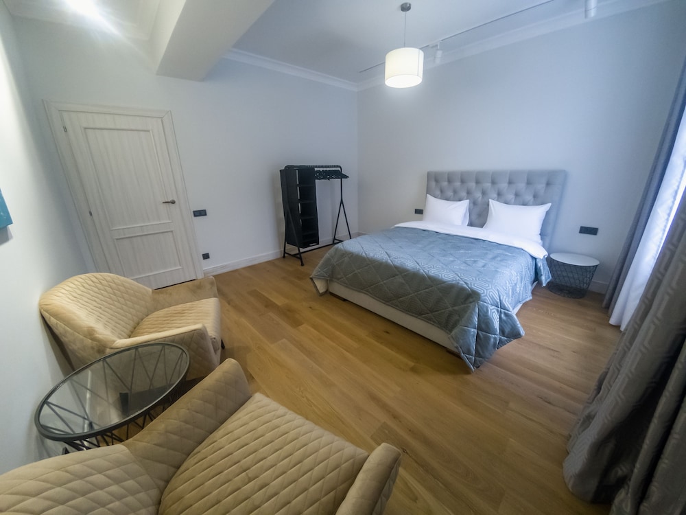 Deluxe Apartment, 1 Queen Bed, Smoking, Mountain View photo 1