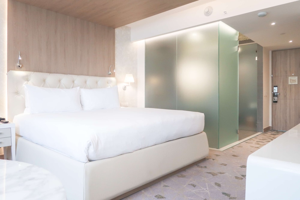 Superior Room, 1 King Bed, Accessible (Mobility & Hearing, Roll-in Shower) - Photo 2