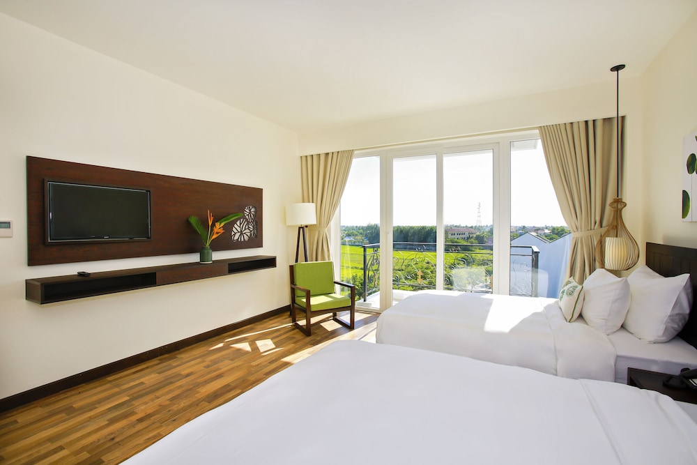 Deluxe Triple Room, Balcony (City/Rice Field View) photo 2