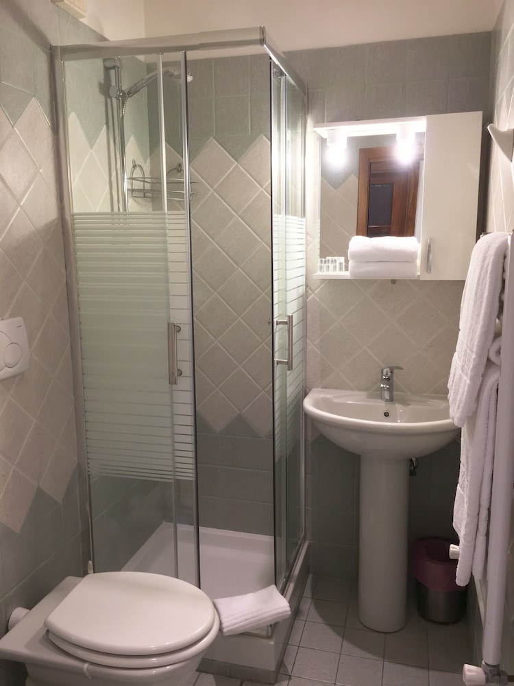 Double, External Private Bathroom photo 3
