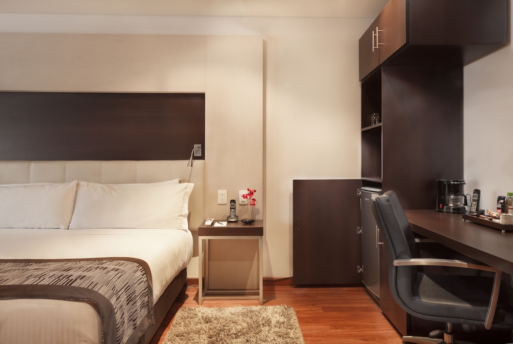 Suite - Photo 13