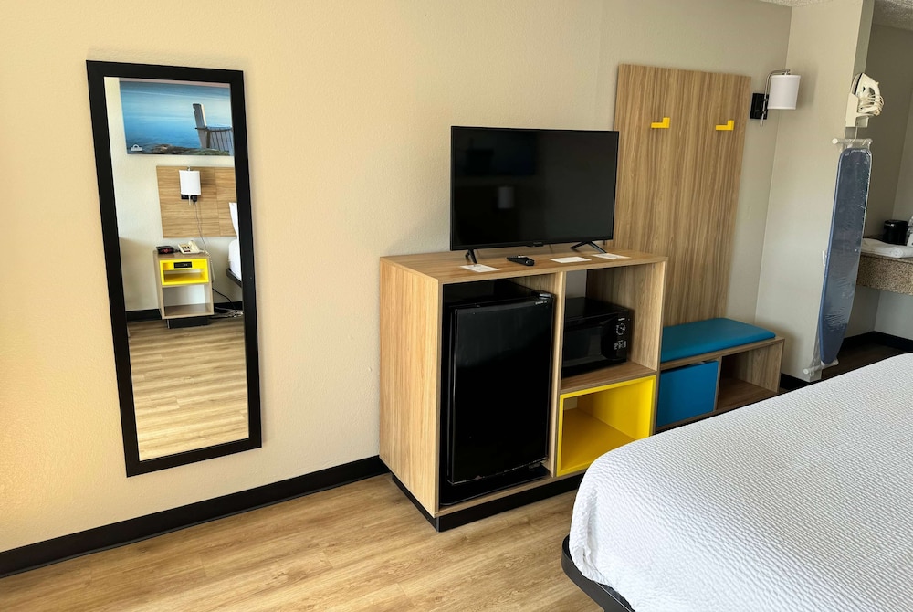 Standard Room, 1 King Bed - Photo 3