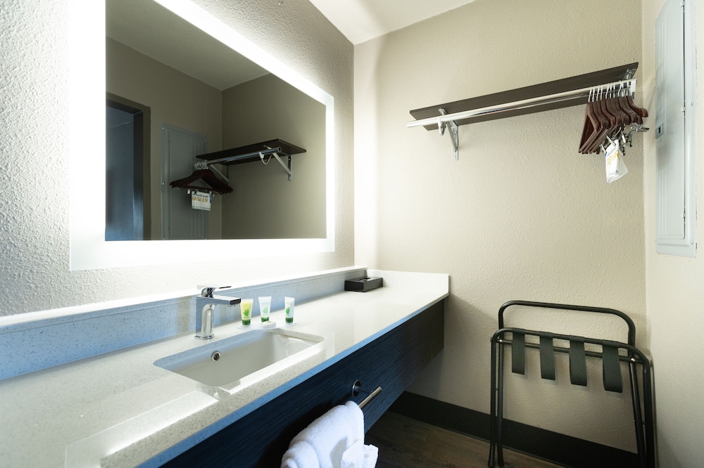 Standard Room, 1 King Bed, Accessible, Bathtub - Photo 8