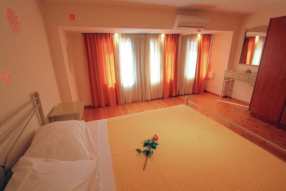 Family House, 2 Bedrooms, Garden View