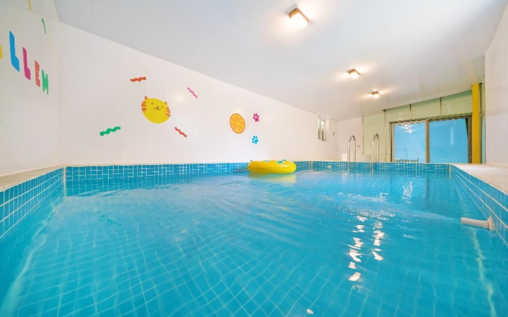 Room (Medium (Kids Playground/Lukewarm Pool)