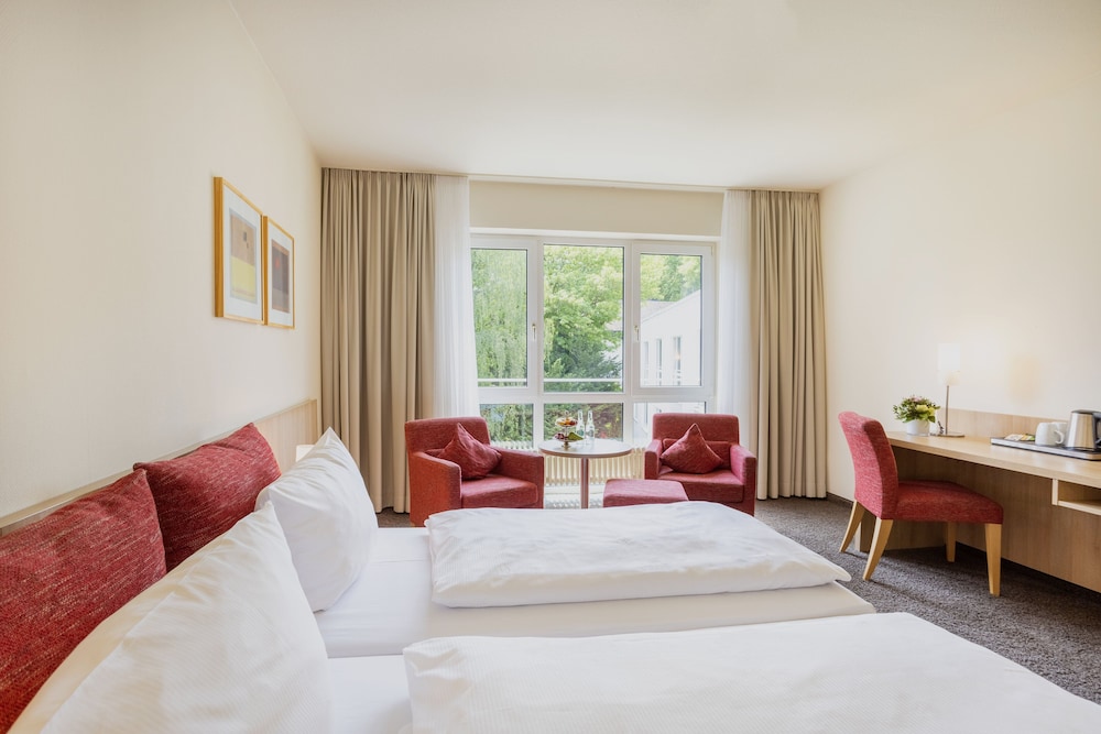 Superior Double or Twin Room, Garden View thumbnail 5