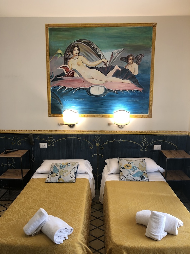 Standard Twin Room - Photo 10