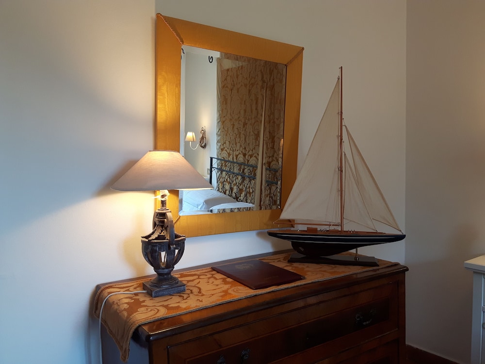 Classic Room, 1 King Bed, Refrigerator, Mezzanine photo 2
