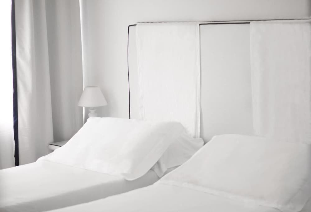 Classic Double or Twin Room, City View - Photo 2