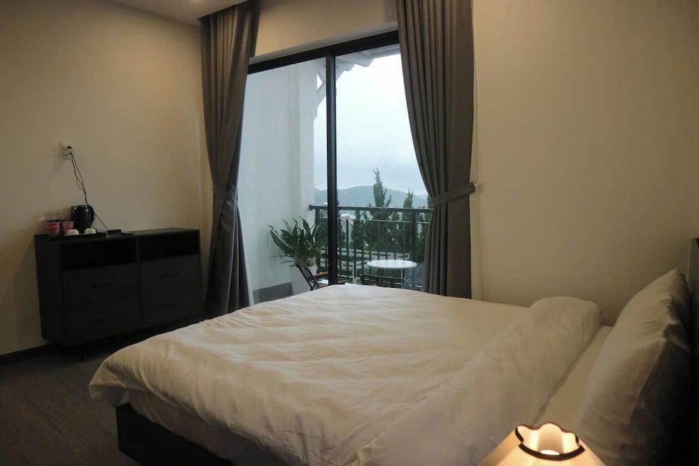 Deluxe Double Room, 1 Queen Bed, Balcony, Mountain View