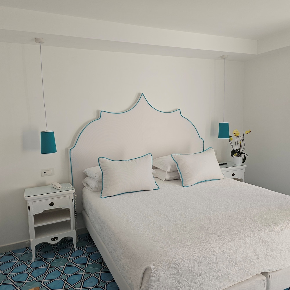 Standard Double or Twin Room, 1 Bedroom, Air conditioning, Sea View - Photo 3