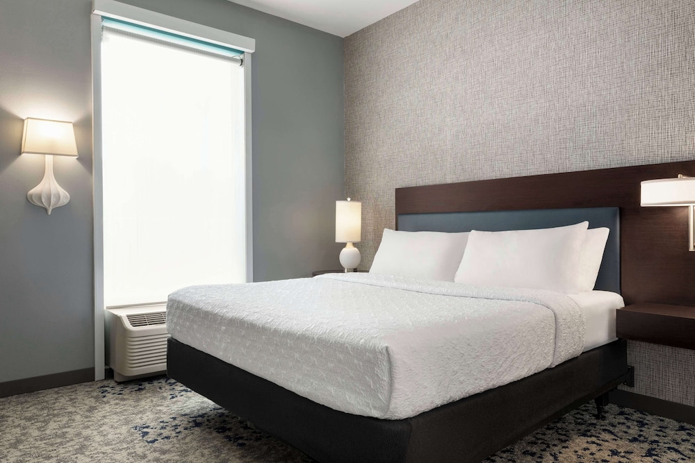 Suite, 1 King Bed - Photo 3