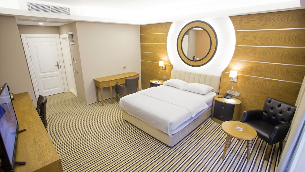 Standard Double Room Single Use, Partial Sea View