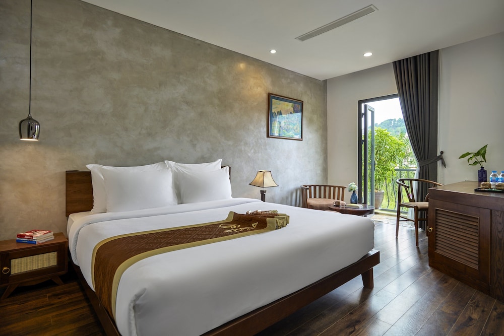 Deluxe Double Room, 1 King Bed, Balcony, Mountain View - Photo 1