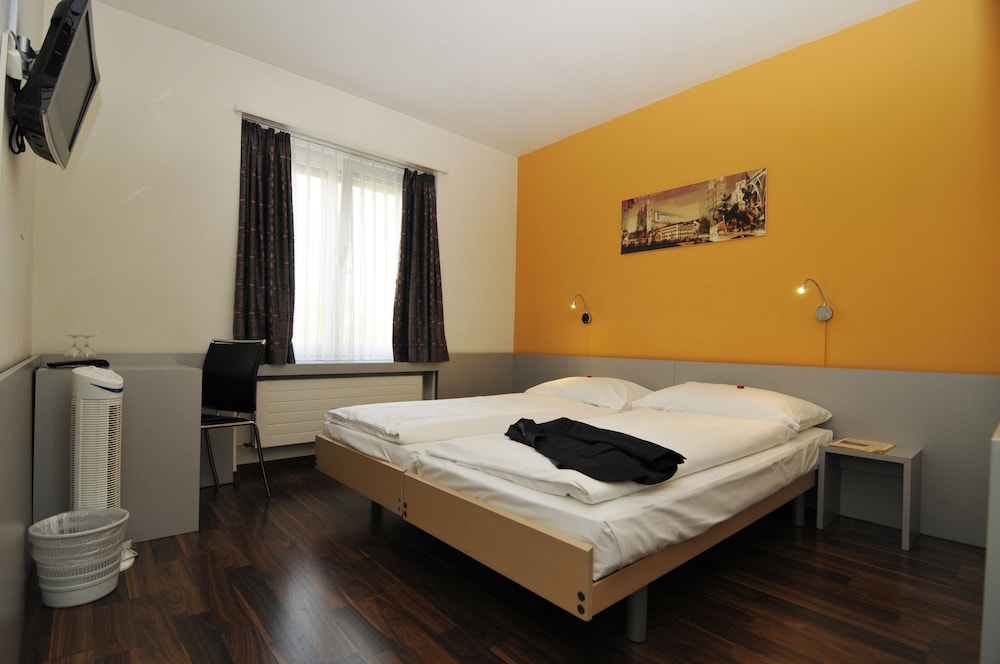 Economy Double Room - Photo 15