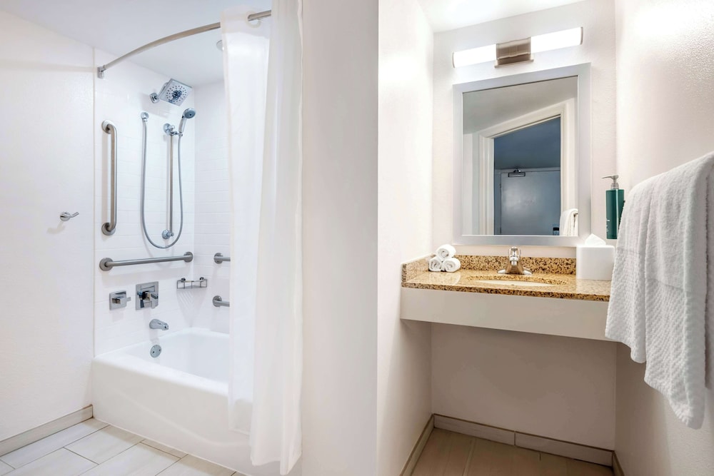 1 Bedroom Queen Suite with Balcony and Acc Tub - Photo 9
