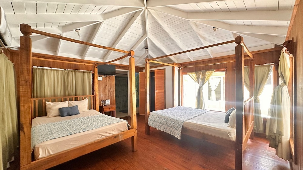 Basic Quadruple Room, 2 Queen Beds