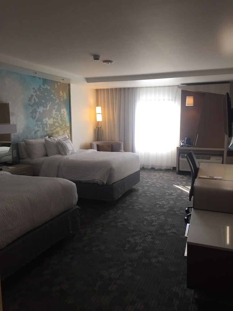 Room, 2 Queen Beds (Mobility/Hearing Accessible, Tub) photo 2