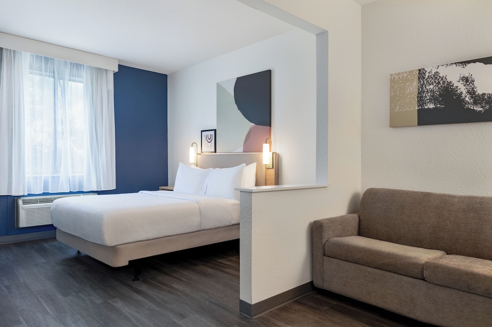Room, 1 Queen Bed, Accessible, Bathtub - Photo 1
